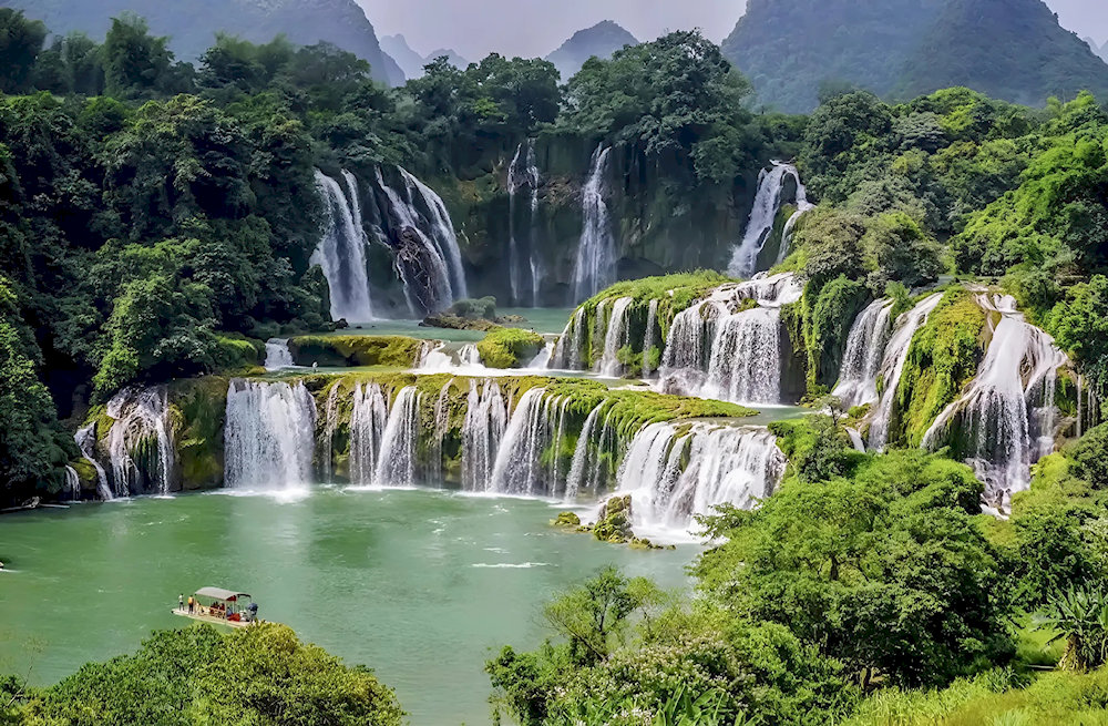 Ban Gioc Waterfall is located in Dam Thuy commune, Trung Khanh district, Cao Bang province
